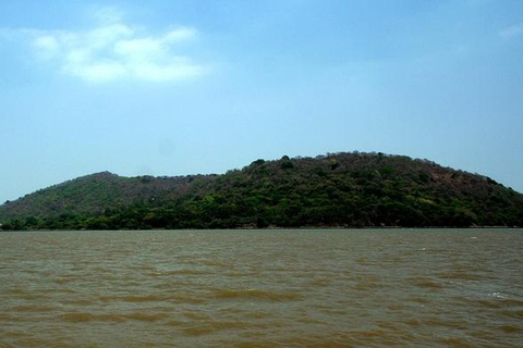 Mumbai: Private Guided Tour with Caves, Markets, and Art