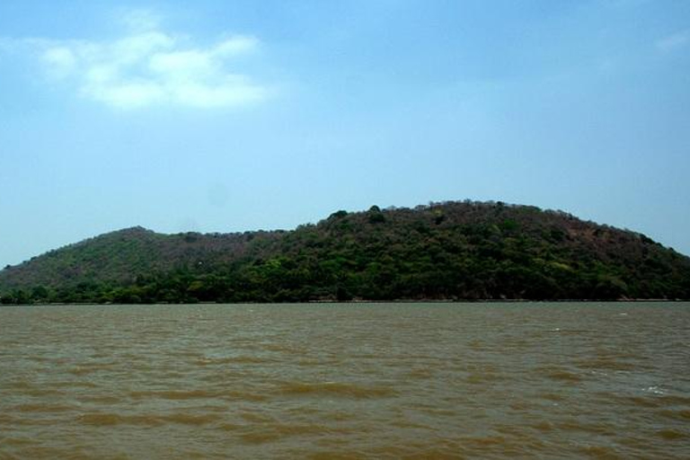 Mumbai: Private Guided Tour with Caves, Markets, and Art