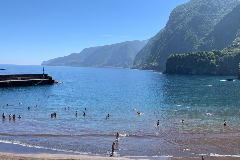 Madeira: 4x4 Jeep Tour met strandbezoek en lokale maaltijd