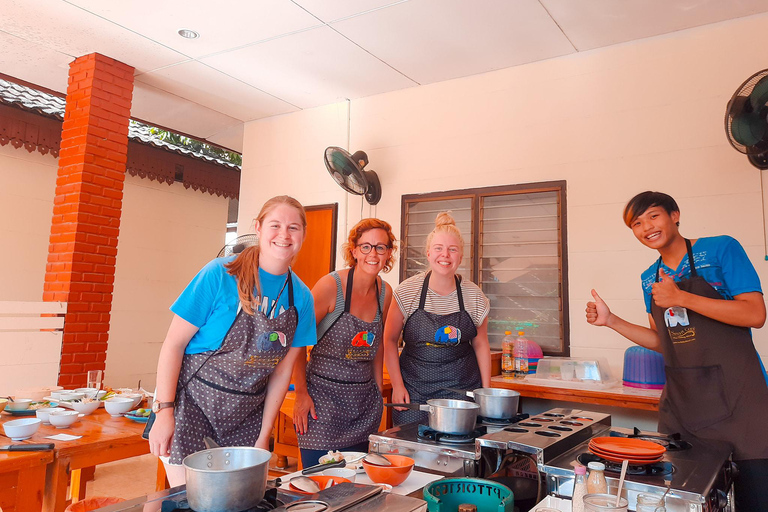 Chiang Mai: Tradition Thai Cooking Class with Market Tour