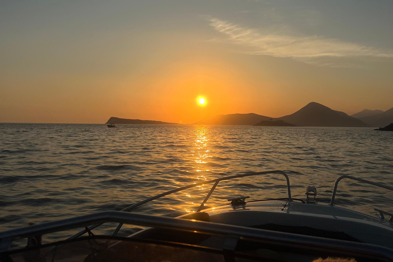 Azure Paradise: wycieczka łodzią po Błękitnej Jaskini i Zatoce Kotorskiej