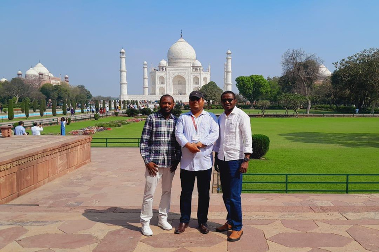 Desde Bombay: Amanecer en el Taj Mahal de Agra con el Templo de Lord ShivaServicio desde Delhi: Coche + Guía + Entrada + Desayuno en el hotel