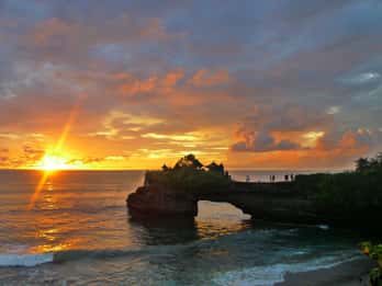 Ubud: Cascata Kanto Lampo, Mercado de Arte, Cretya e Tanah Lot