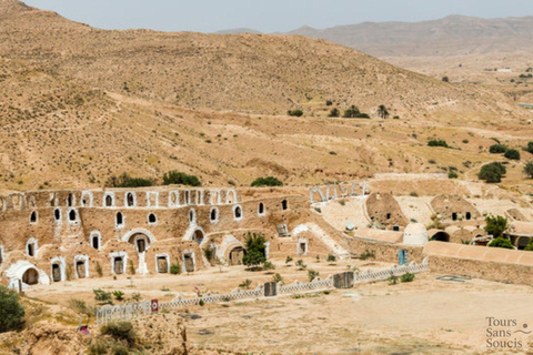 Djerba: Ksar Ghilane e barco pirata – 2 dias de aventura e descobertaDjerba: Ksar Ghilane e Barco Pirata – 2 dias de aventura e descoberta