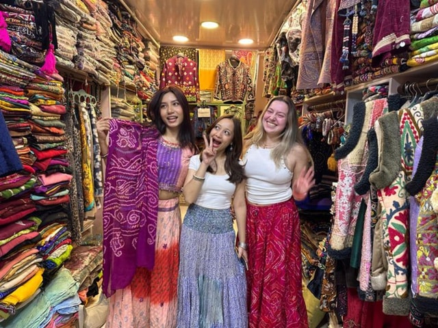 Delhi: Shopping Tour with Female Expert with Hotel Pick-up