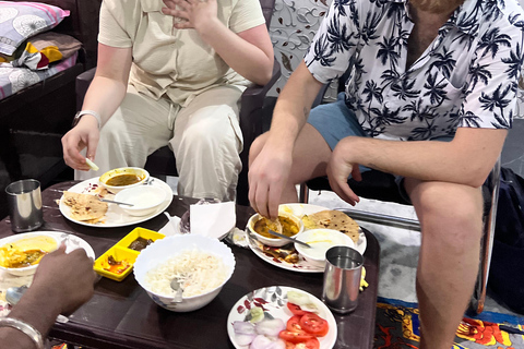 Dîner avec une famille indienne locale dans une maison indienneDîner végétarien