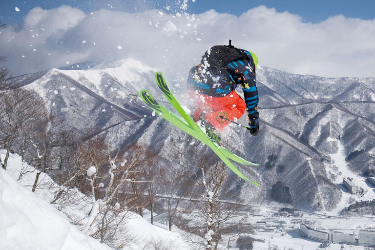 Tokyo: Naeba Ski Resort Day Trip with Ski Gear Rental Full-package （Admission ticket + Ski Gear + Lesson）