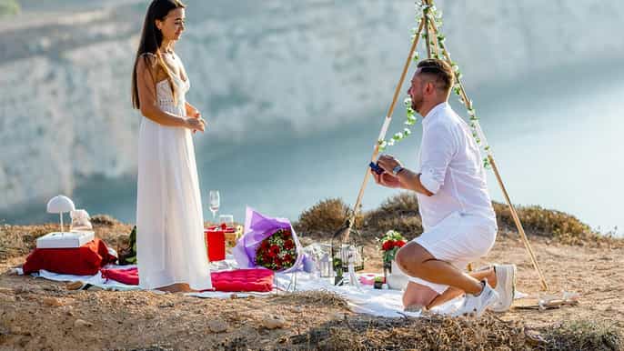 Malta: Marrige Proposal with Scenic Views and Picnic