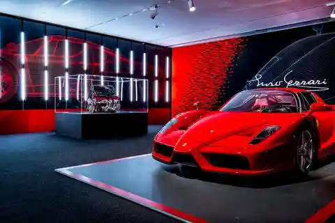 Maranello: Eingang zum Ferrari-Museum und professioneller F1-Simulator