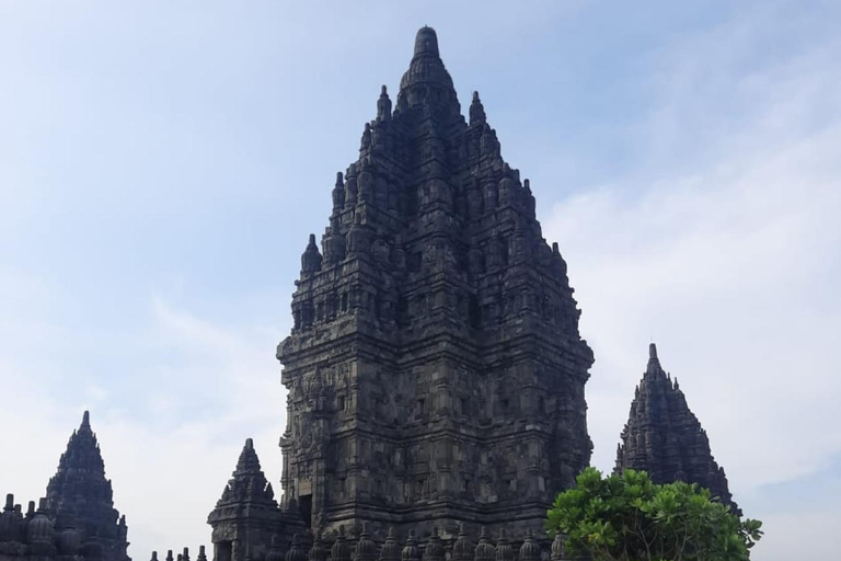Yogyakarta : Prambanan coucher de soleil voiture privée et frais d'entréeCoucher de soleil à Prambanan Voiture privée et droit d'entrée