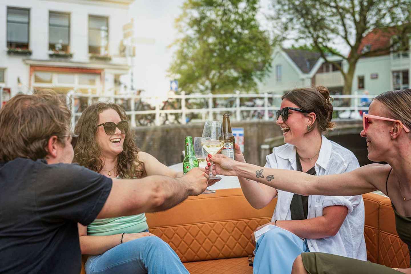 ハーレムの中心部でプライベートボートをレンタル