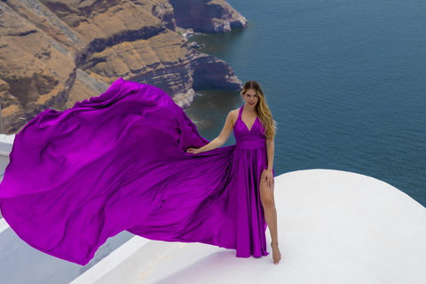 Sesión de fotos con vestido volador en Santorini