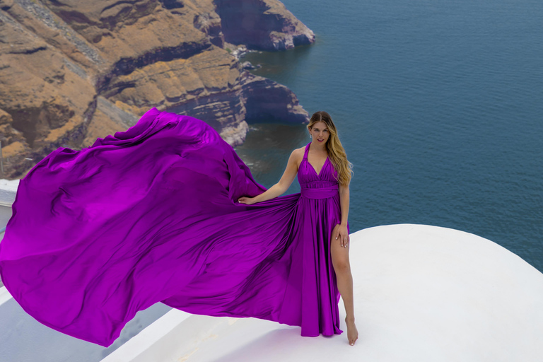 Sessão de fotos com vestido esvoaçante em Santorini