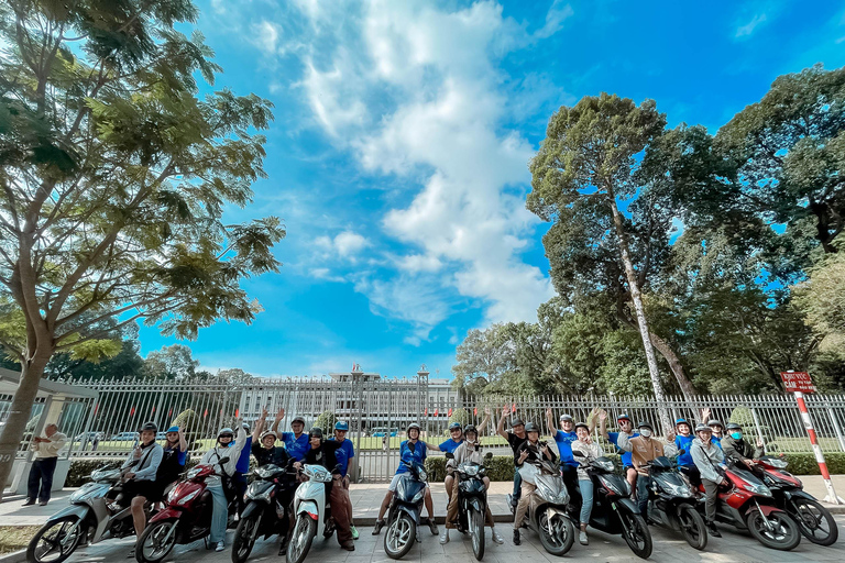 Private abenteuerliche Saigon Geschichte _ Sightseeing mit EinheimischenPrivate abenteuerliche Saigon Geschichte _ Sightseeing mit dem Scooter