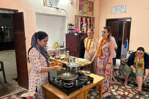 Agra: Spice Market Tour and Cooking Class with Local Family