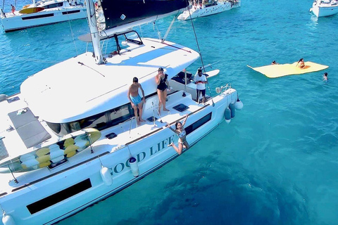 Mallorca: Discover paradisiacal coves on board of an exclusive catamaran