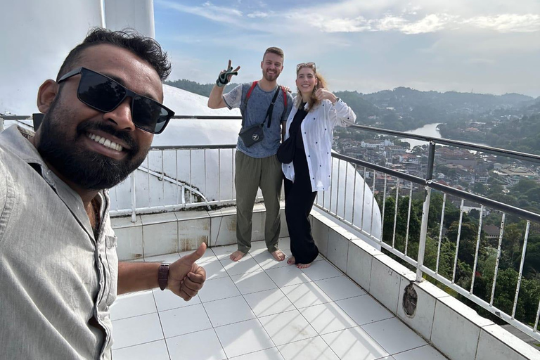 Kandy: Colonial History, War Cemetery & Royal Gardens Tour