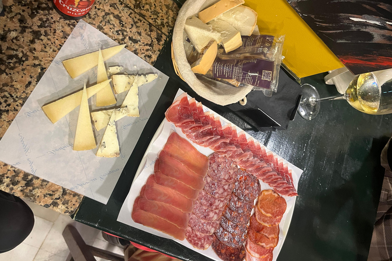 Seville: Secret Food Tour with Tapas and Drinks