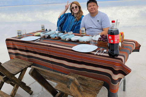 Excursão de um dia ao Salar de Uyuni com almoço e pôr do sol