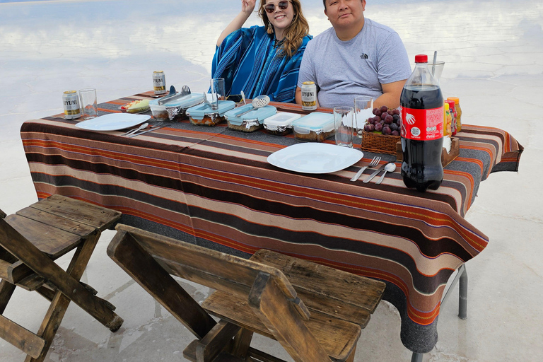 Excursão de um dia ao Salar de Uyuni com almoço e pôr do sol