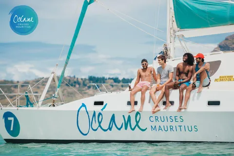 Ile aux Benitiers : Croisière partagée OCÉANE d'une journée en catamaran