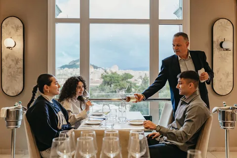 Degustazione di vini con un sommelier sotto l'Acropoli