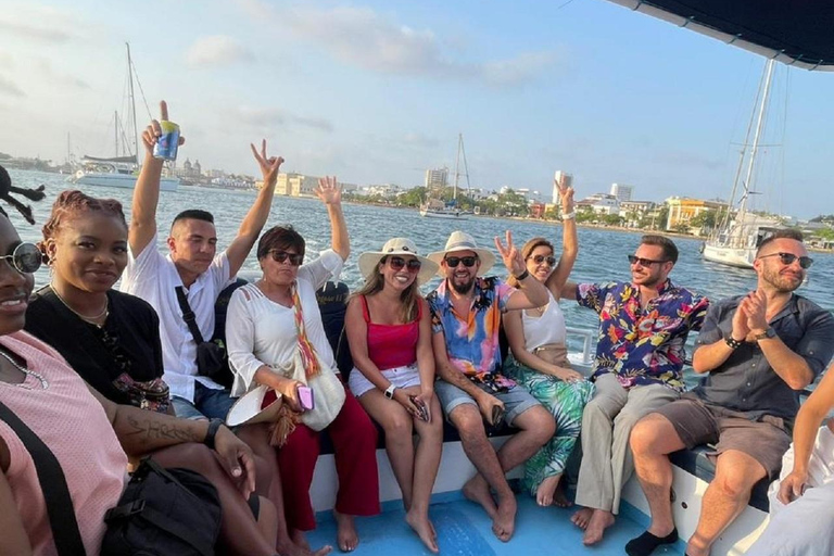 Cartagena: Atardecer en barco en la bahía con música y licor