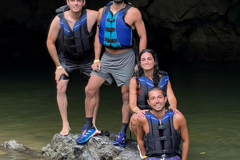 Medellín: rafting, Hacienda Nápoles e almoçoPasseio combinado: Hacienda Napoles e rafting no Rio Claro