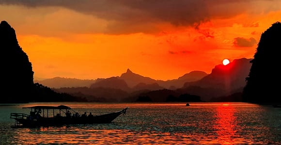 Khao Sok: Private Boat Cheow Lan Lake with Sunset Cruise