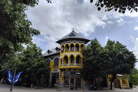 Von Tirana nach Korca: Eden's Guide für Geschichte und Gastronomie