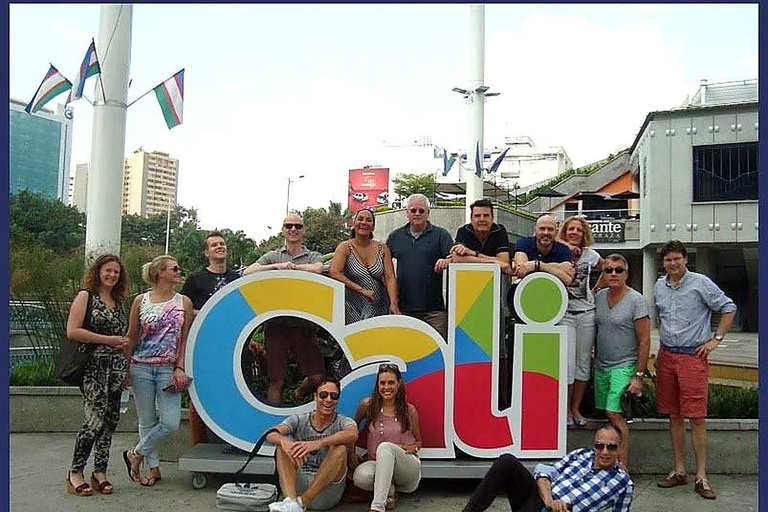 Cali: Cultural Walking Tour with Museum & Local Snack