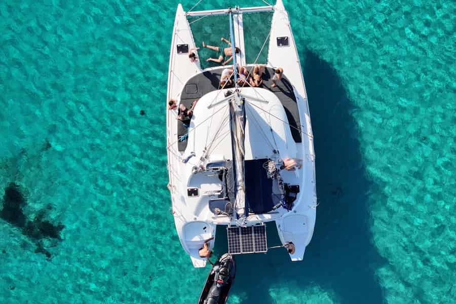 Ab Ornos: Mykonos Delos Katamaran-Kreuzfahrt mit Mahlzeit & SUP. Foto: GetYourGuide