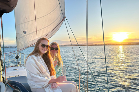 Costa Dorada: Crucero en velero al atardecer con comida y bebida incluidas