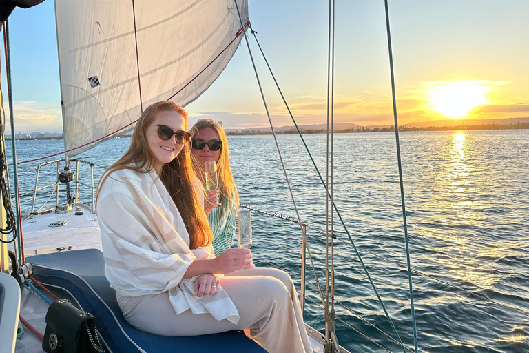 Costa Dorada: Crucero en velero al atardecer con comida y bebida incluidas