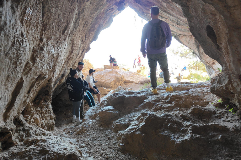 贝尔尼亚山脉环线：穿越 Forat 隧道的导览徒步提供接送服务