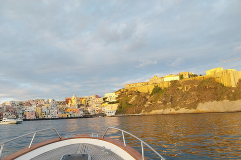 Procida : Excursion en bateau privé avec vue sur la mer et plongée en apnéeProcida Vue sur la mer