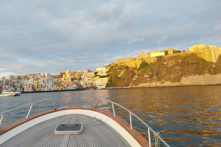Procida : Excursion en bateau privé avec vue sur la mer et plongée en apnéeProcida Vue sur la mer