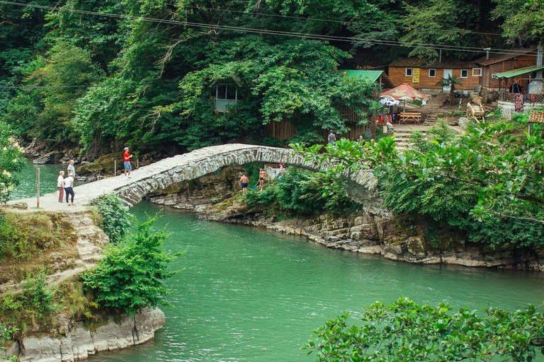 Batumi : circuit dans les montagnes d'Adjarie et festin géorgien traditionnelVisite privée de la région montagneuse d'Adjarie avec festin géorgien traditionnel