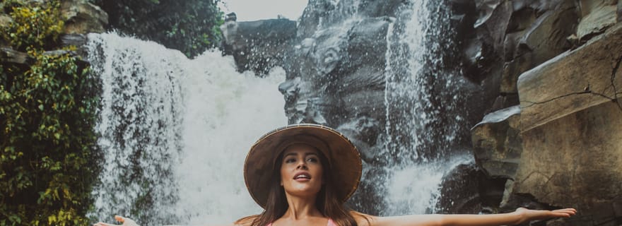 Chute d'eau avec café, ananas et noix de coco