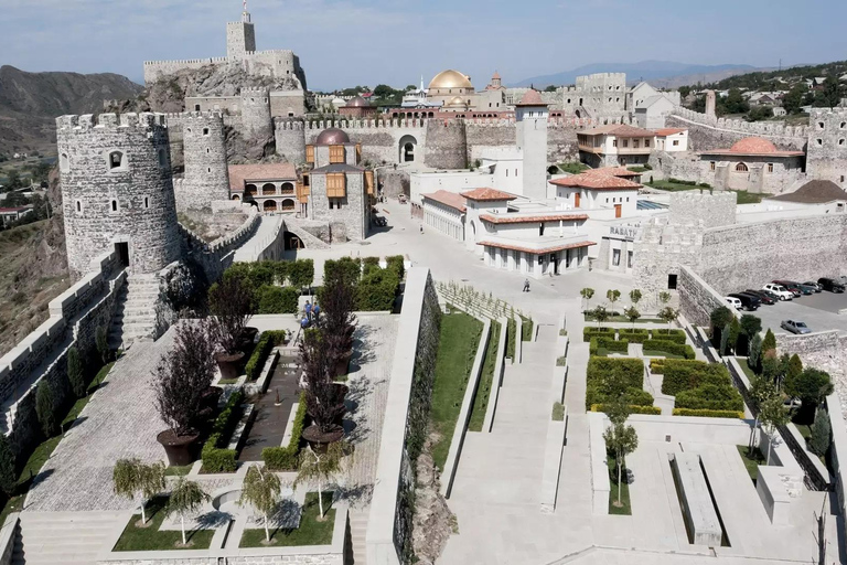 Au départ de Tbilissi : visite de Borjomi, Vardzia et du château de Rabati (journée)