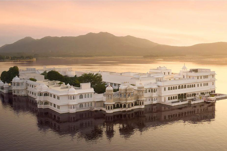 Udaipur: 2-Day Private Tour with Guide & Boat Ride