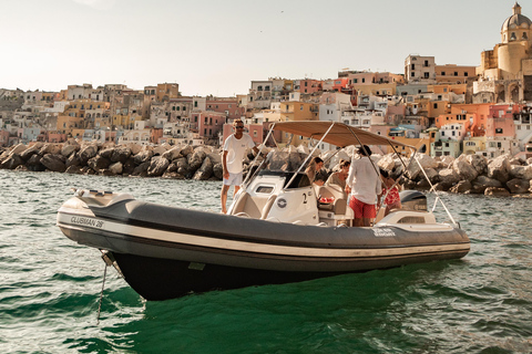 Ischia and Procida: tour in barca giornaliero da Napoli Ischia and Procida: private daily boat tour