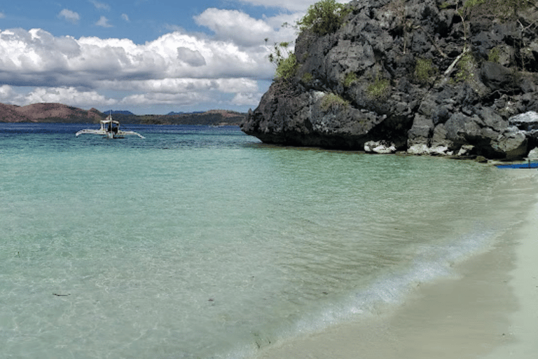 Coron: Inselhopping Tour mit Mittagessen und Zwillingslagune