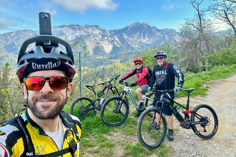 E-Bike Tour zu den Carrara-Marmorsteinbrüchen mit Schmalzverkostung