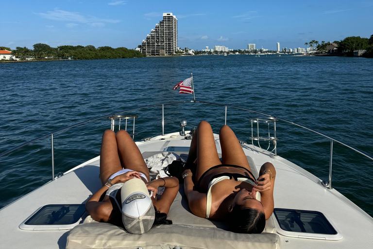 Excursión de 2 horas en yate panorámico y sereno por Miami con champán
