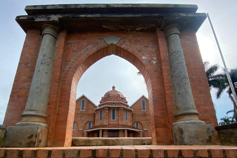 Kampala: Guided Walking Tour with Local Food Buffet