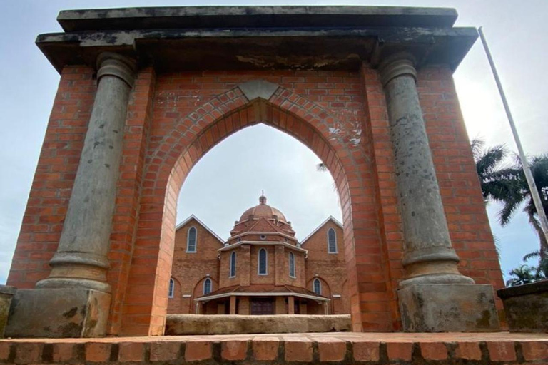 Kampala: Guided Walking Tour with Local Food Buffet