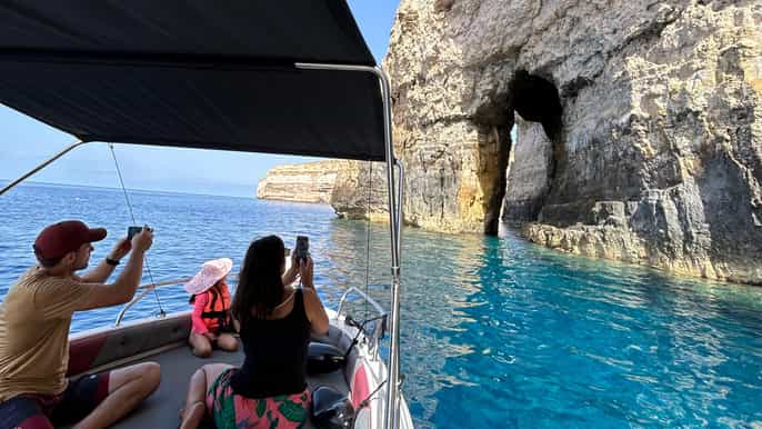 Gozo: Barco Particular para as Lagoas de Comino, Paradas para Nadar e Cavernas