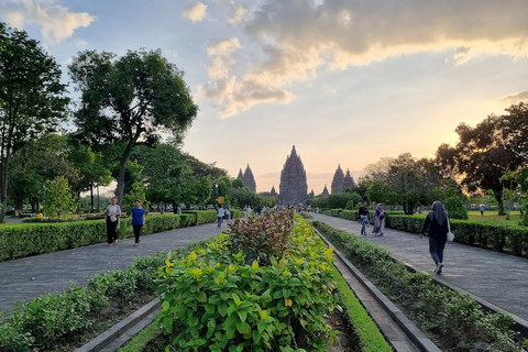 Yogyakarta: Transfer &amp; Tour Borobudur en Prambanan Tempels