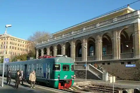 フラスカティ/ラヌーヴィオ/マリーノ: ローマ行き/ローマ発着の鉄道チケット